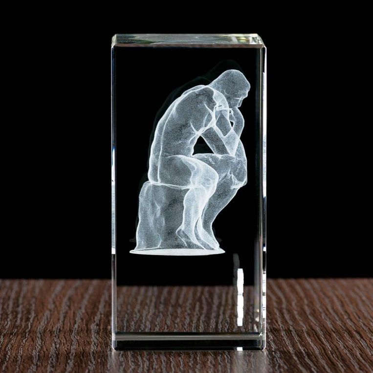 Grawerowana postać Myśliciela 3D - kryształowa statuetka DLA PRAWNIKA