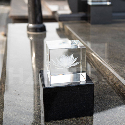 Kwiat Lili w krysztale (100x100x100 mm)